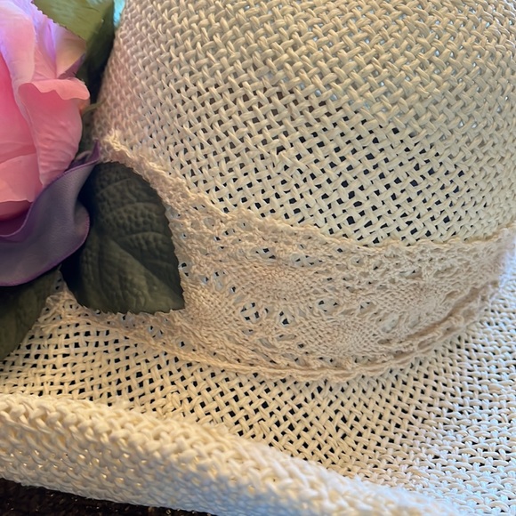 Pretty White Wide Brimmed Woven Hat with flowers 🌺 - Picture 4 of 6